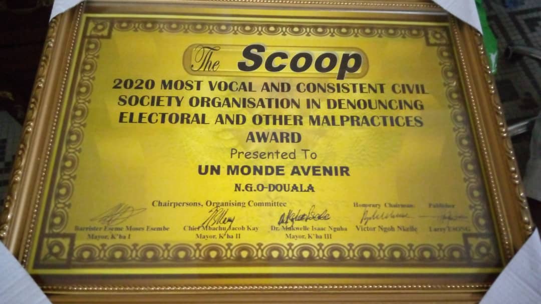 l’ONG Un monde Avenir à reçu du SCOOP le prix de l’Organisation de la société civile la plus brillante et la plus cohérente de 2020 dans la dénonciation des abus électoraux et autres